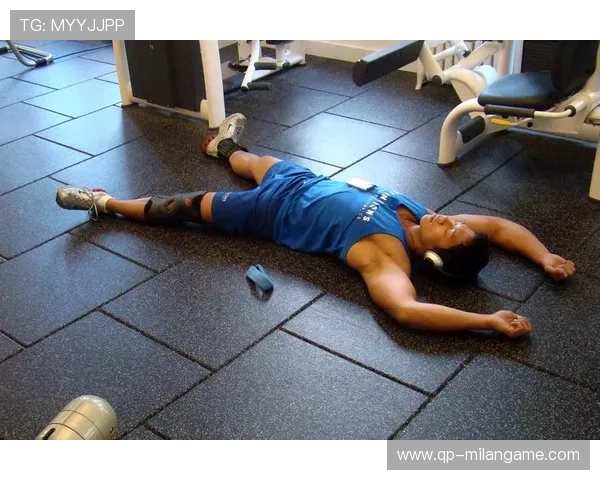 侧摆拳制造空档后强力击中：一场关于节奏与力量的训练之旅