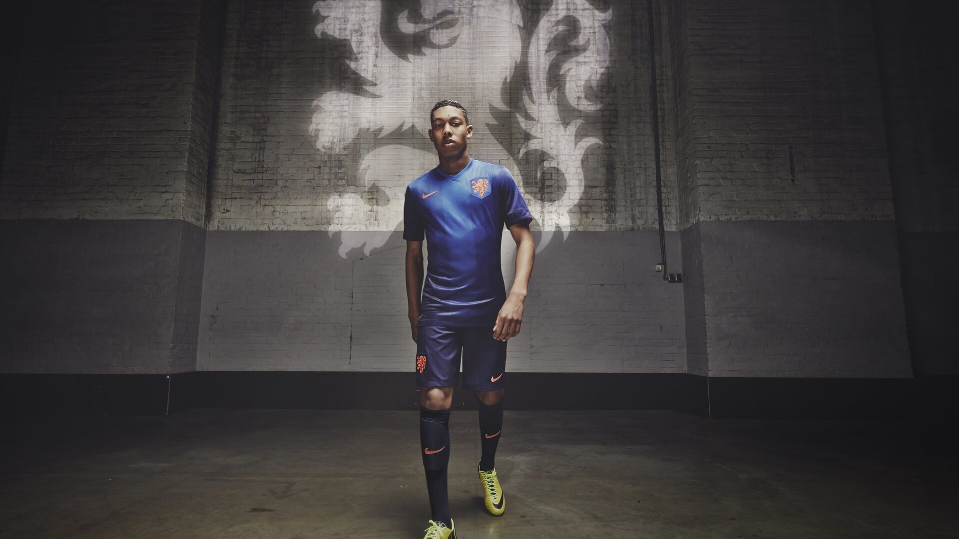 足球“90分钟不准摔倒挑战” 模拟极限对抗中保持站立